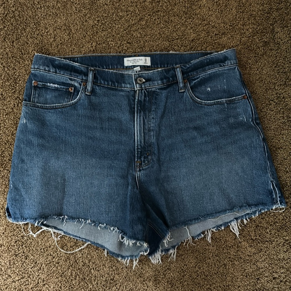 Abercrombie & Fitch “mom” short. Excellent condition!